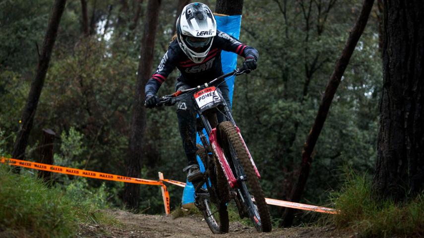 Olvídate de organizar el transporte y preocúpate por el viaje. Nosotros te llevamos cómodamente hasta tu bike park favorito, para que solo tengas que pensar en disfrutar de cada bajada.
Viaja con tu bicicleta de forma segura, comparte la experiencia con tus amigos y aprovecha al máximo el día desde el primer momento. Puntualidad, comodidad y un servicio pensado para riders que solo quieren montar.
Tú eliges el destino. Nosotros nos encargamos del resto.